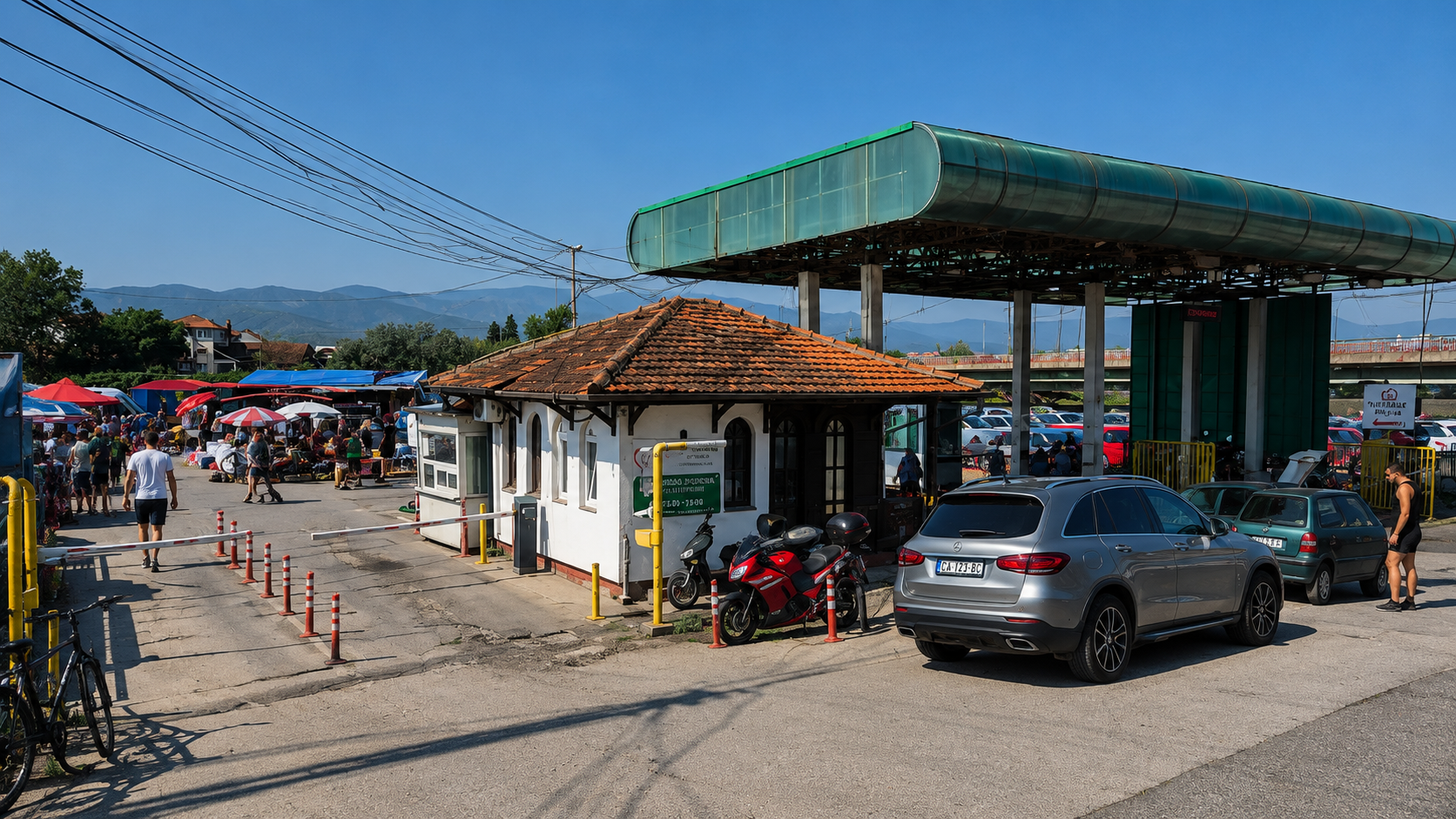 Rampa i kućica na ulazu u auto-pijacu, u pozadini planine