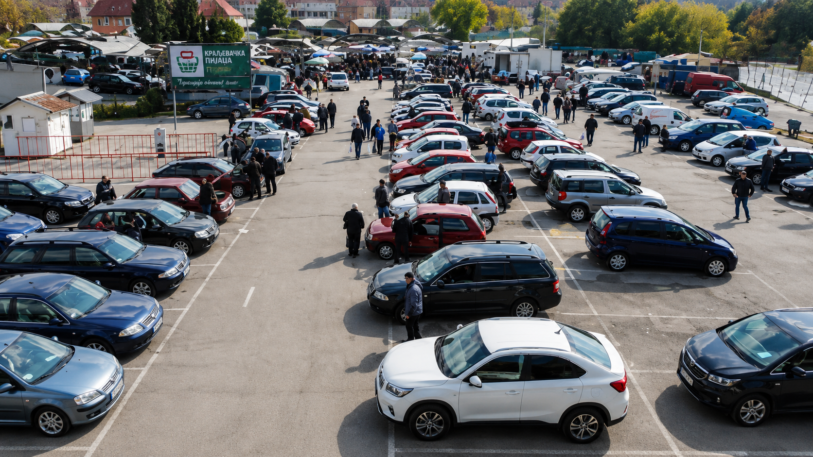 Pogled iz vazduha na pijačni kompleks u Kraljevu sa parkingom i tablom Kraljevačka pijaca