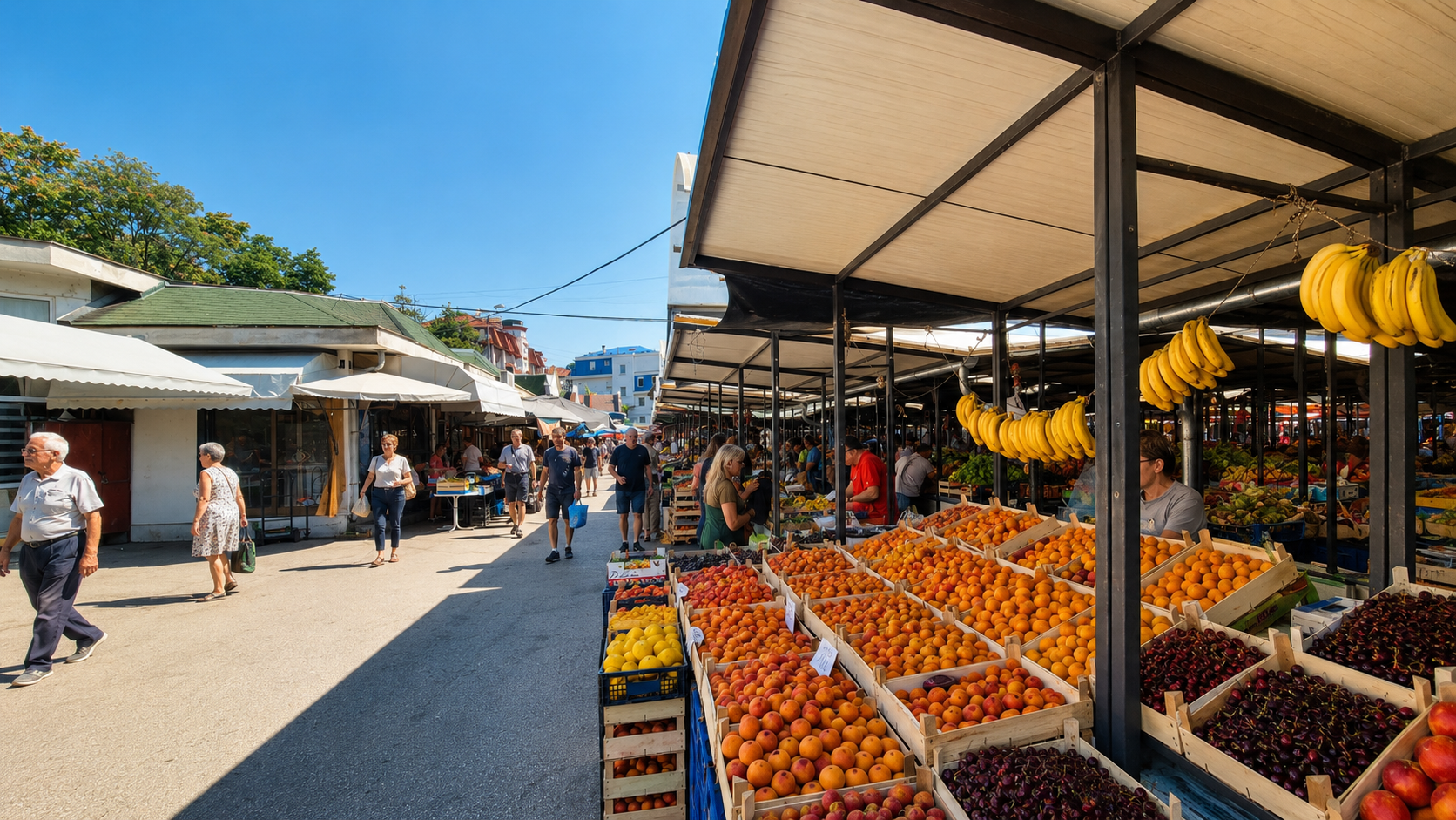 Natkrivena ulična tezga sa bananama, kajsijama i trešnjama, prolaznici u šetnji pijacom